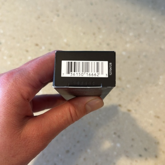 Laura Mercier Flawless Lumiere Radiance Perfecting Foundation 1W1 Ivory - Picture 4 of 5